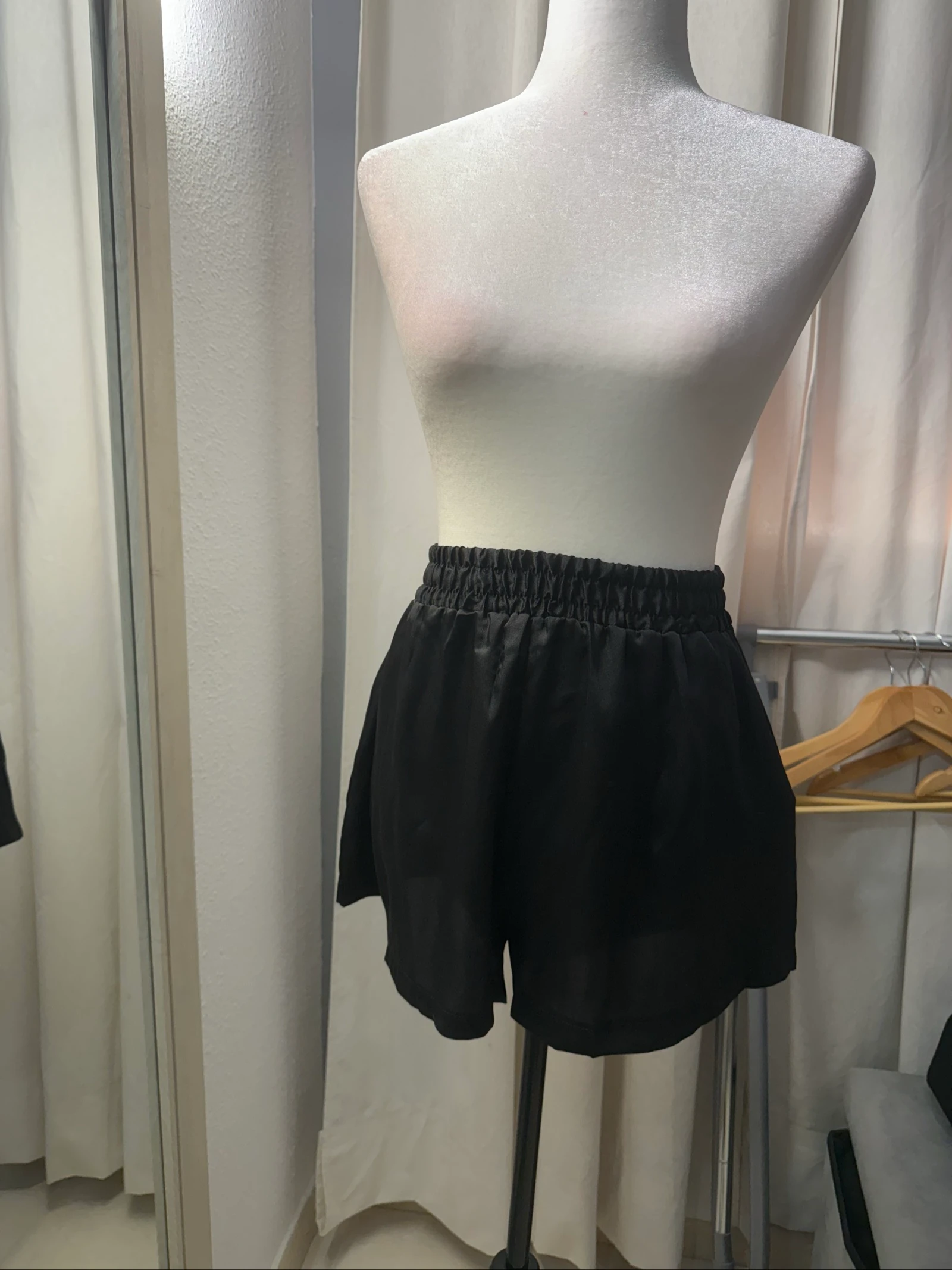 Short color negro satinado  – photo 2